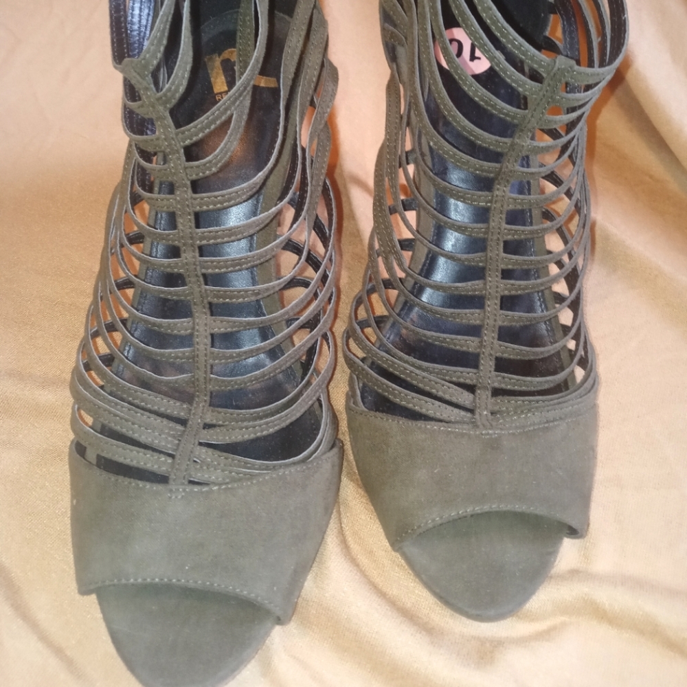 Women's 10 Report Heels in Forest Green
